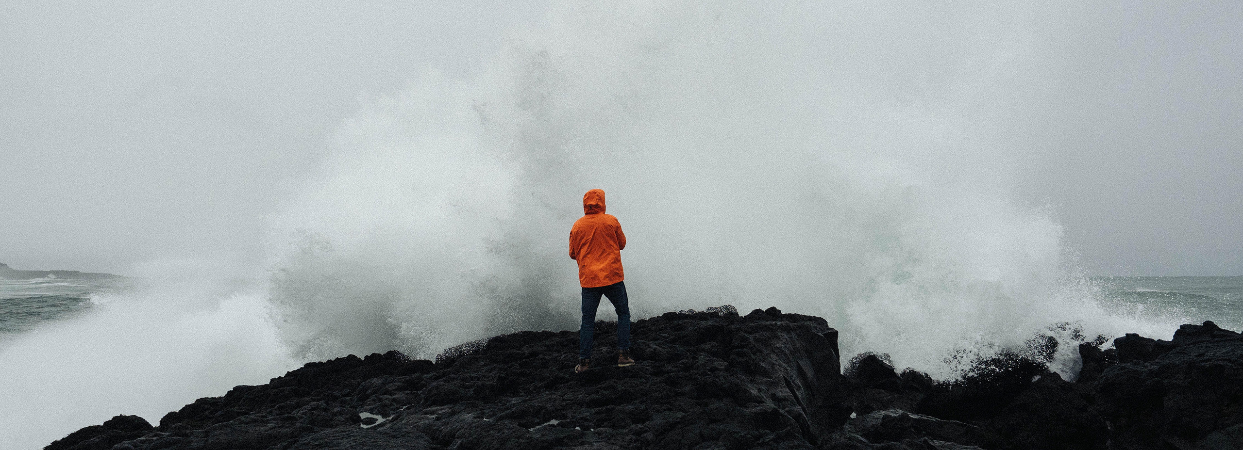 Paisaje - Hombre mirando una tormenta en el mar